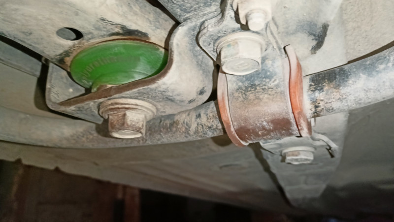 Control arm silent block, front suspension (round, rear) (sectional).