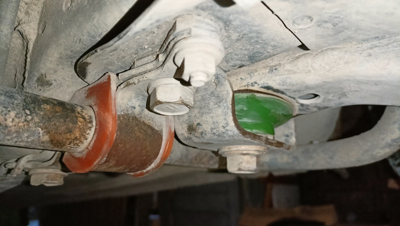 Control arm silent block, front suspension (round, rear) (sectional).